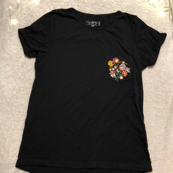Black t-shirt with detailed pocket ❤️ - Picture 1 of 3